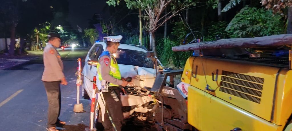 Avanza Tabrak Alat Berat Parkir di Banyuwangi