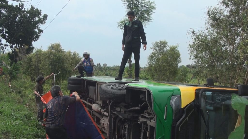 Bus Trans Jatim Jurusan Mojokerto-Gresik Terguling di Kebun Cabai