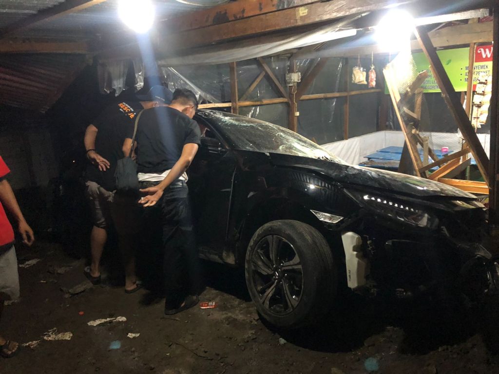 Rem Blong, Mobil Civic Turbo Tabrak Warung di Cangar Mojokerto