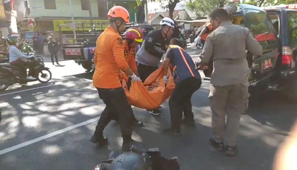 Tabrak Pembatas Jalan di A Yani Surabaya, Pemotor asal Sidoarjo Tewas