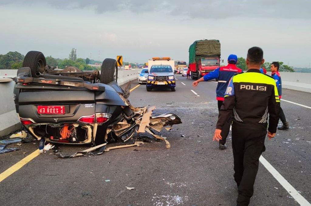 ASN Situbondo Kendarai Mobil Dinas Tabrak Truk Tronton di Tol Pasuruan