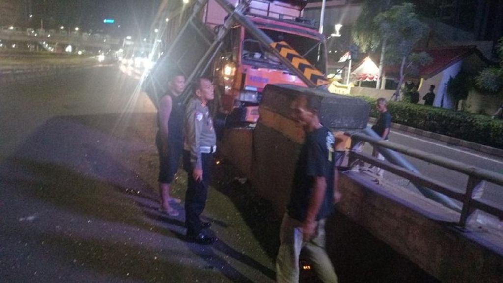 Dump Truck Tabrak Pembatas Jalan di Layang Kuningan, Diduga Sopir Mengantuk