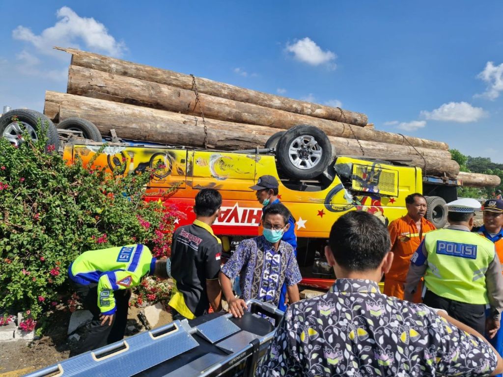 Begini Kronologi Kecelakaan  Elf VS Trailer di Tol Kebomas Gresik