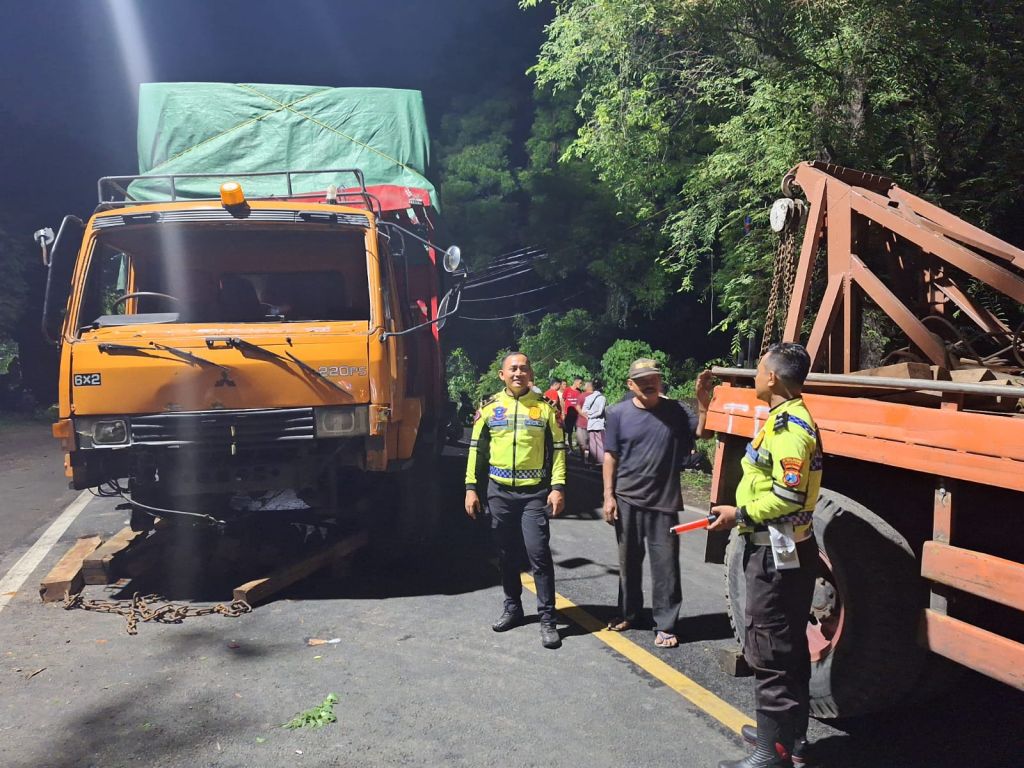 Truk Tangki Oleng Tabrak 4 Kendaraan, Jalur Pantura Situbondo-Banyuwangi Macet Total