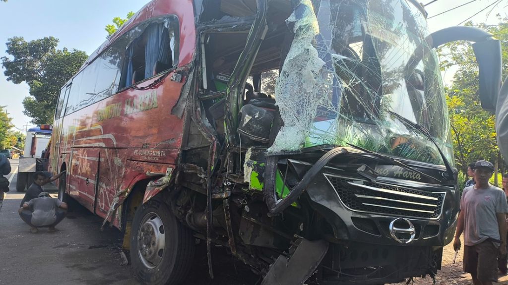 Kecelakaan di Jember, Bus Gunung Harta dan Truk Gandeng Ringsek