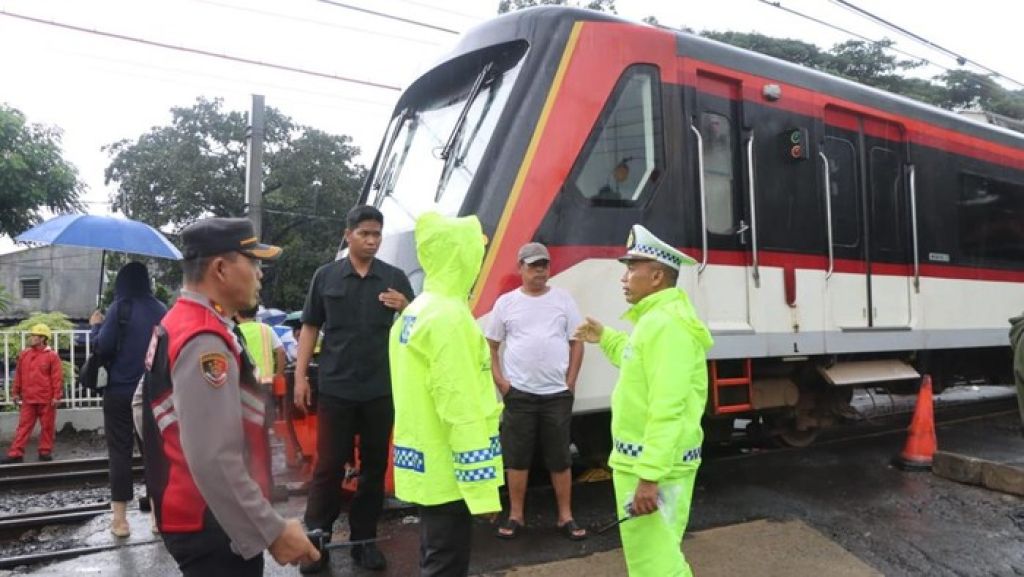 Truk Trailer Tertemper KA Bandara di Perlintasan Poris, Terseret 100 Meter