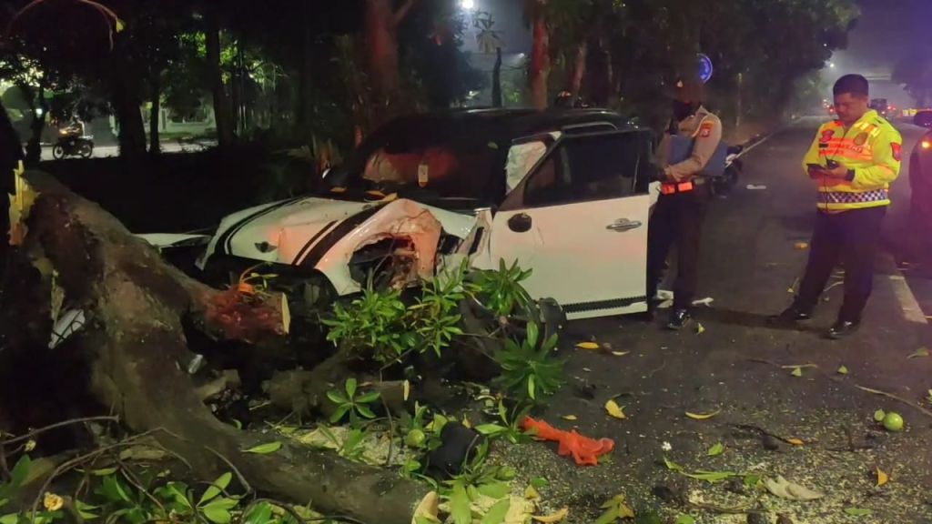 Mini Cooper Seruduk Motor dan Pohon di Surabaya, 1 Orang Terluka