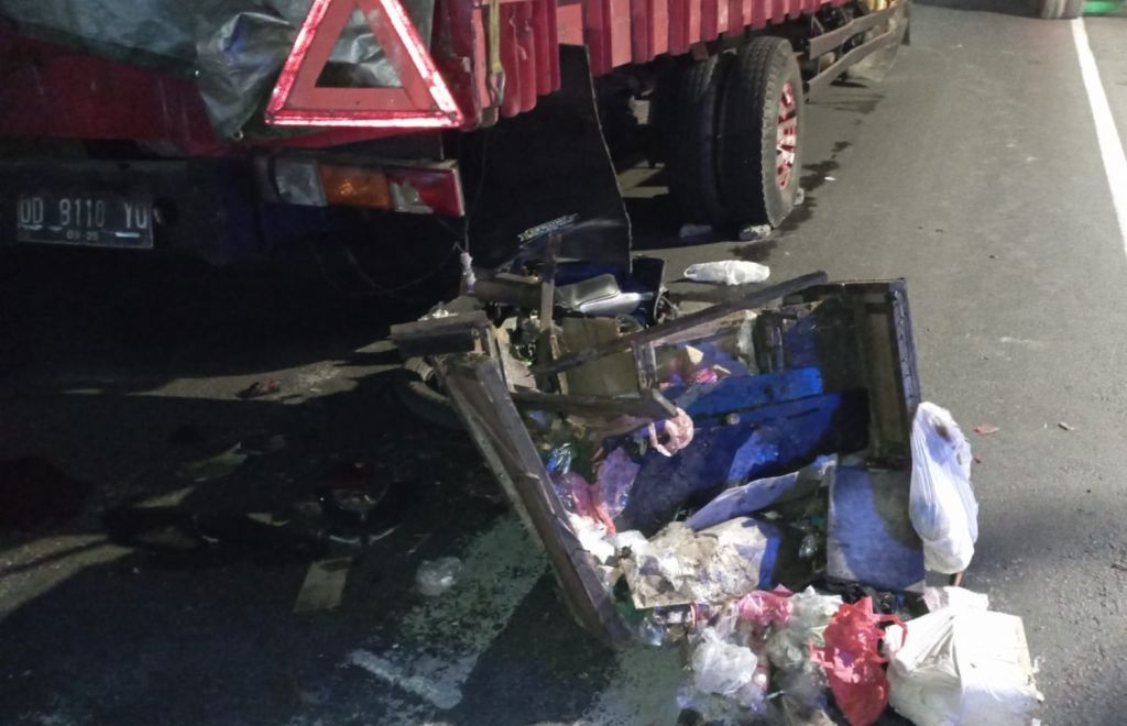 Penjual Sayur di Surabaya Tewas Seruduk Truk Tronton Parkir