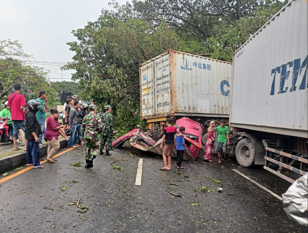 Trailer Seruduk Trailer Sambar Motor di Pasuruan, Satu Tewas