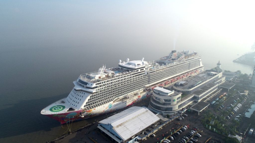 Kapal Pesiar Raksasa, MS. Genting Jadi Pemandangan Menarik di Terminal Gapura Surya Nusantara