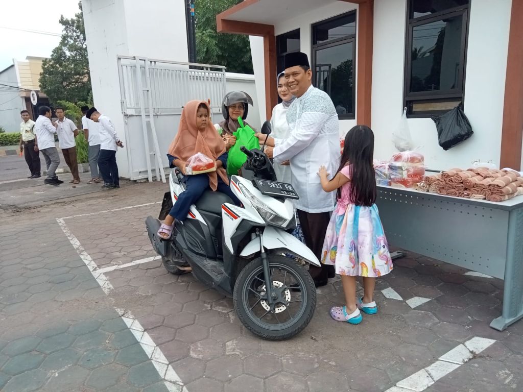 Kejari Situbondo Bagikan Ratusan Sembako pada Pengguna Jalan