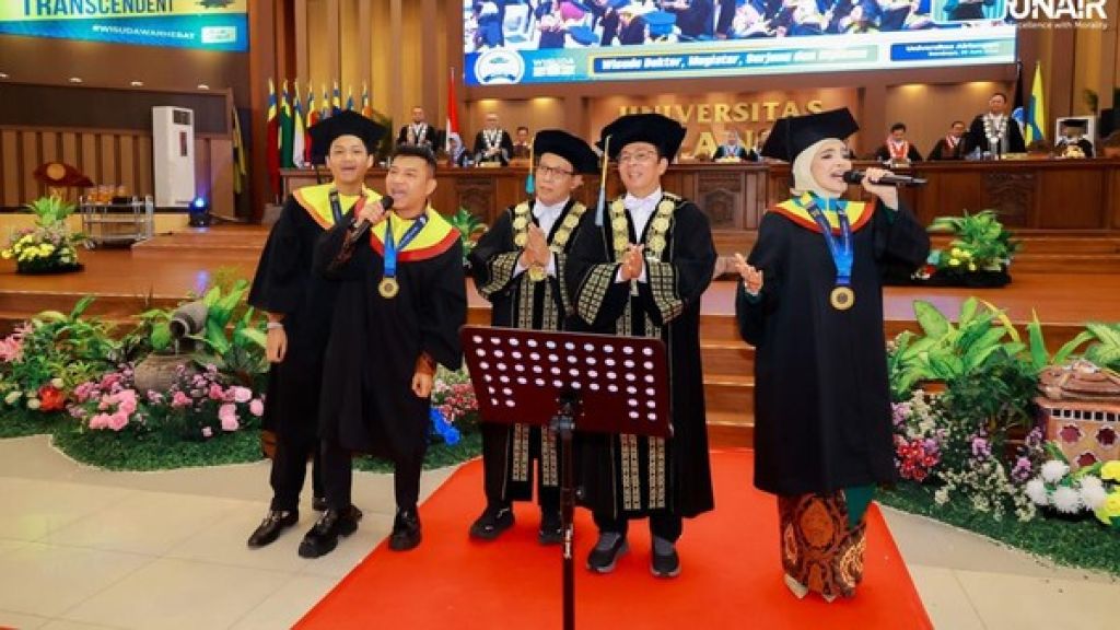 Momen Langka di Unair, Anang, Ashanty, dan Azriel Wisuda Bersama dalam Satu Panggung