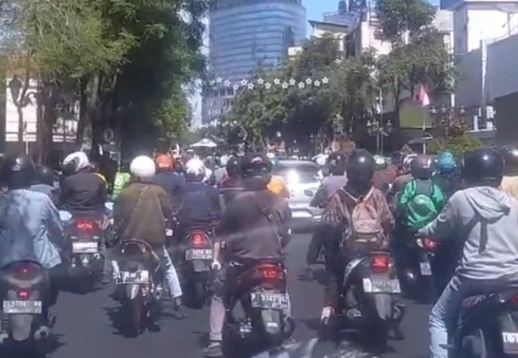 Polisi Surabaya Bubarkan Konvoi Pesilat Siang Bolong, Amankan 13 Orang