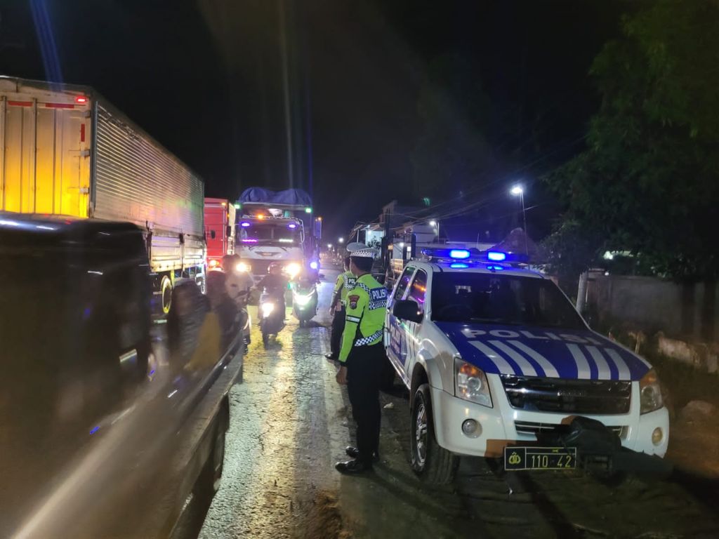 Kendaraan di Jalur Pantura Situbondo Mengular Dampak Pengerjaan Proyek Jembatan