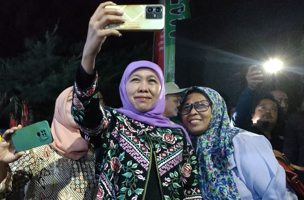 Kemesraan Khofifah dan Warga Jelang Tugasnya Sebagai Gubernur Jatim Berakhir