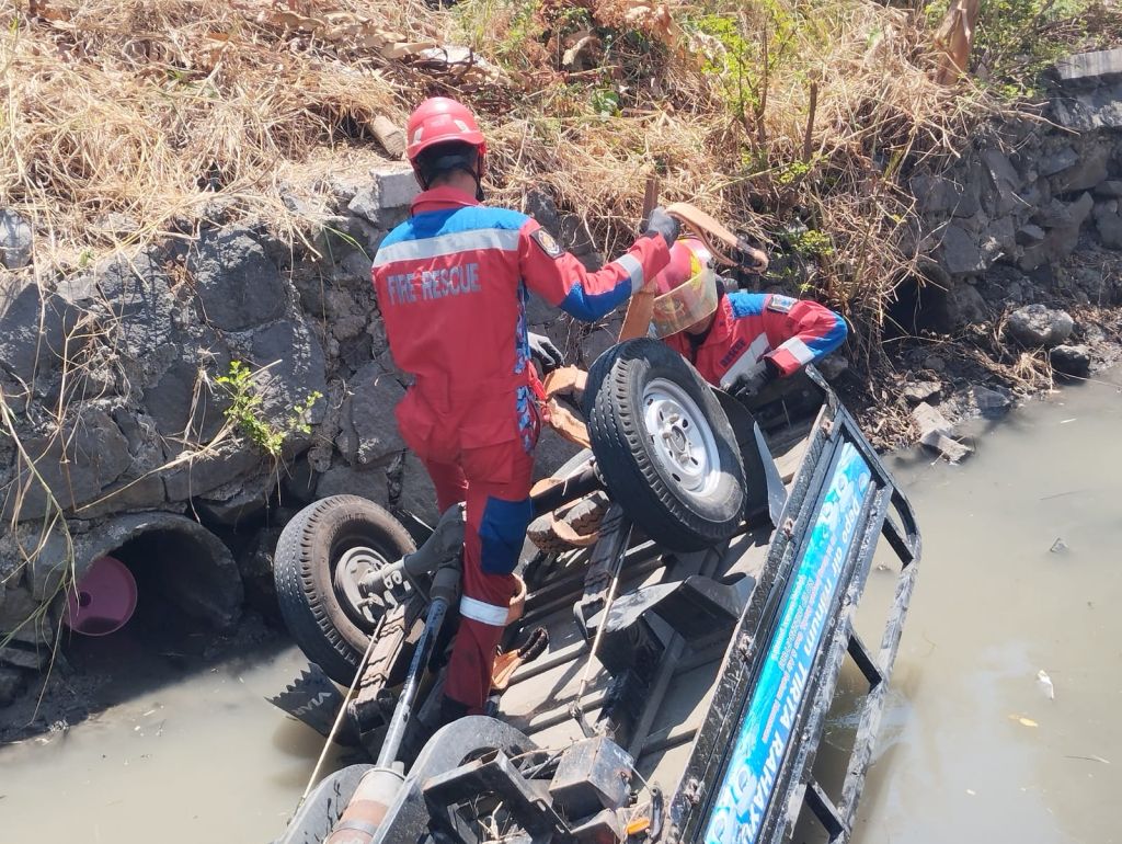 Potret Evakuasi Kendaraan Roda 3 Nyemplung Sungai di Surabaya