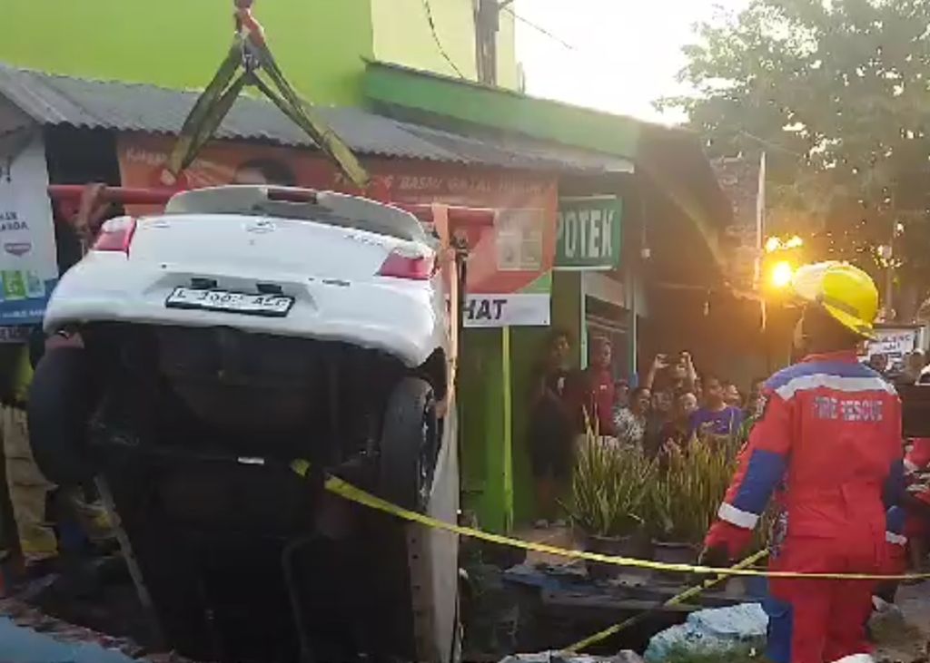 Pengemudi Kurang Fokus, Sebuah Mobil di Surabaya Terperosok