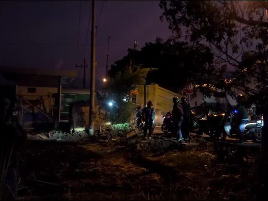 Giliran Kereta Api Tabrak Dump Truck di Mojokerto