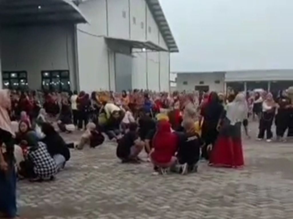 Cerita di Balik Kesurupan Massal Buruh Pabrik Rokok Bojonegoro