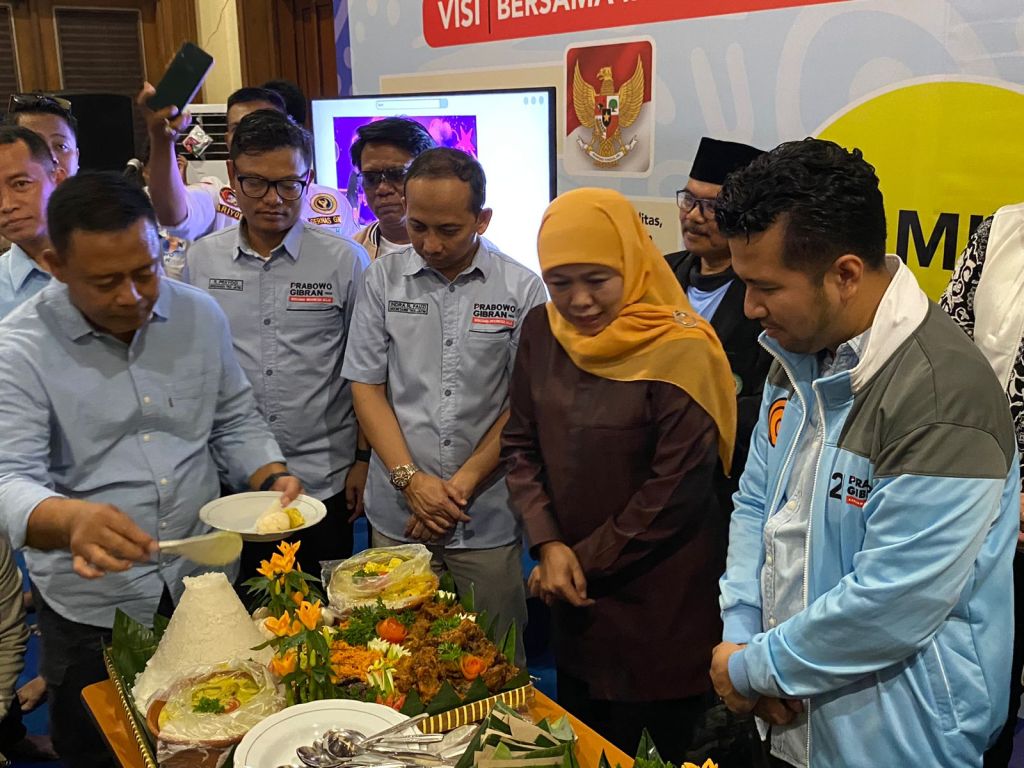 Khofifah-Emil Potong Tumpeng di Posko TKD Prabowo-Gibran: Terima Kasih Warga Jatim