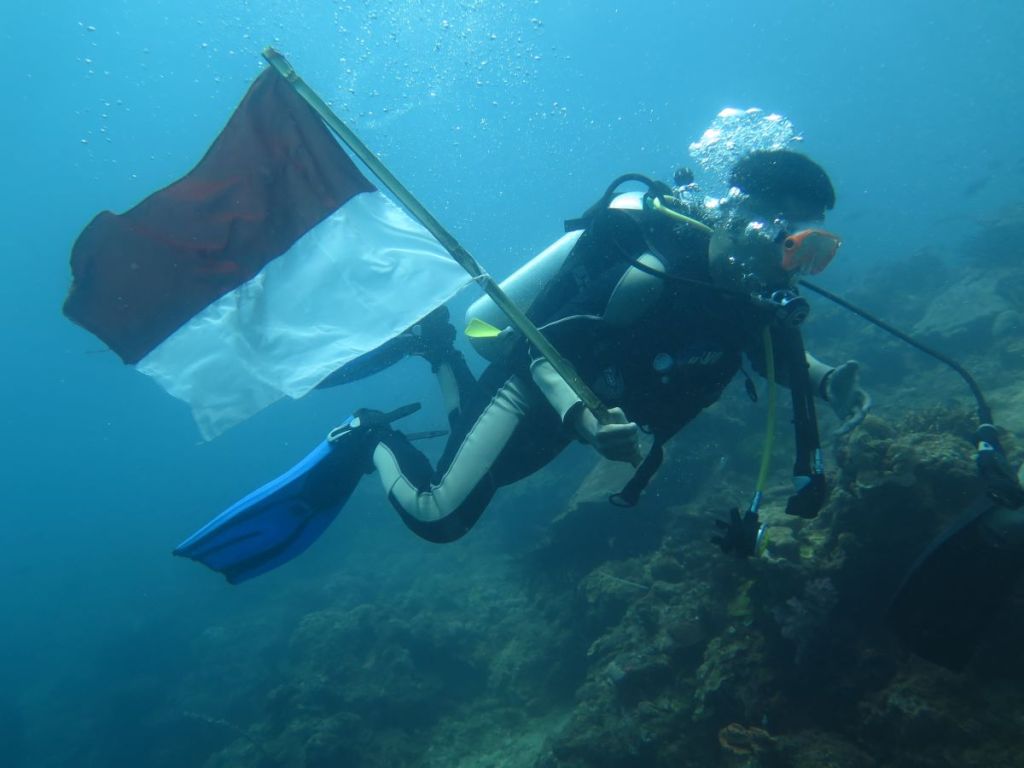17 Penyelam Situbondo  Kibarkan Bendera Merah Putih di Dasar Laut Pasir Putih