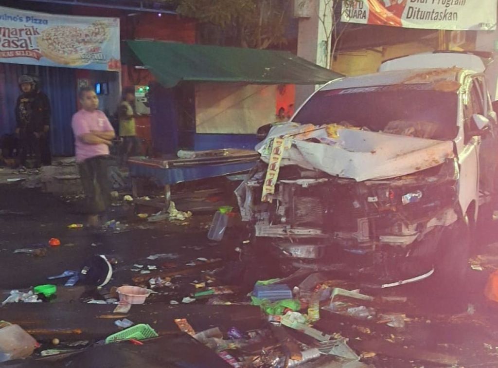 Kijang di Surabaya Seruduk Warung, 2 Orang Tewas