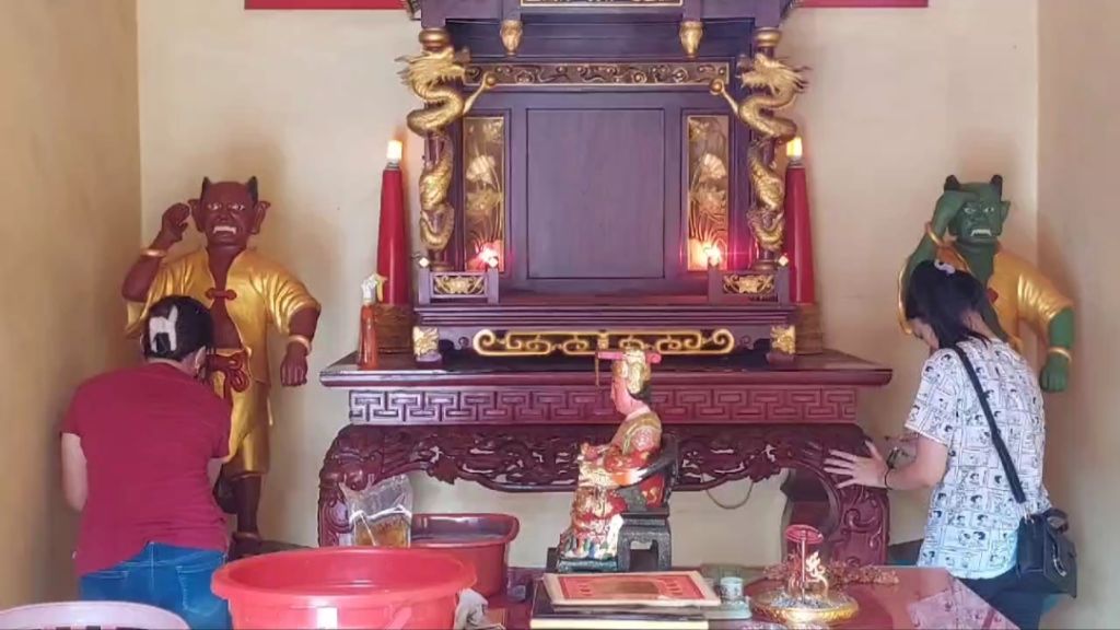 Klenteng Tri Dharma Sumber Naga di Kota Probolinggo Bersolek Jelang Imlek