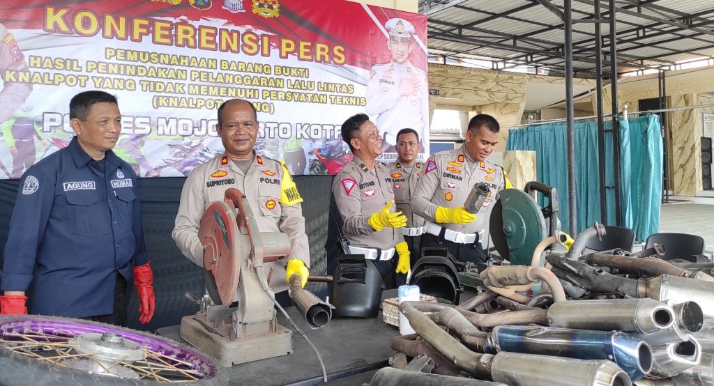 Polres Mojokerto Kota Musnahkan Puluhan Knalpot Brong dan Velg Custom