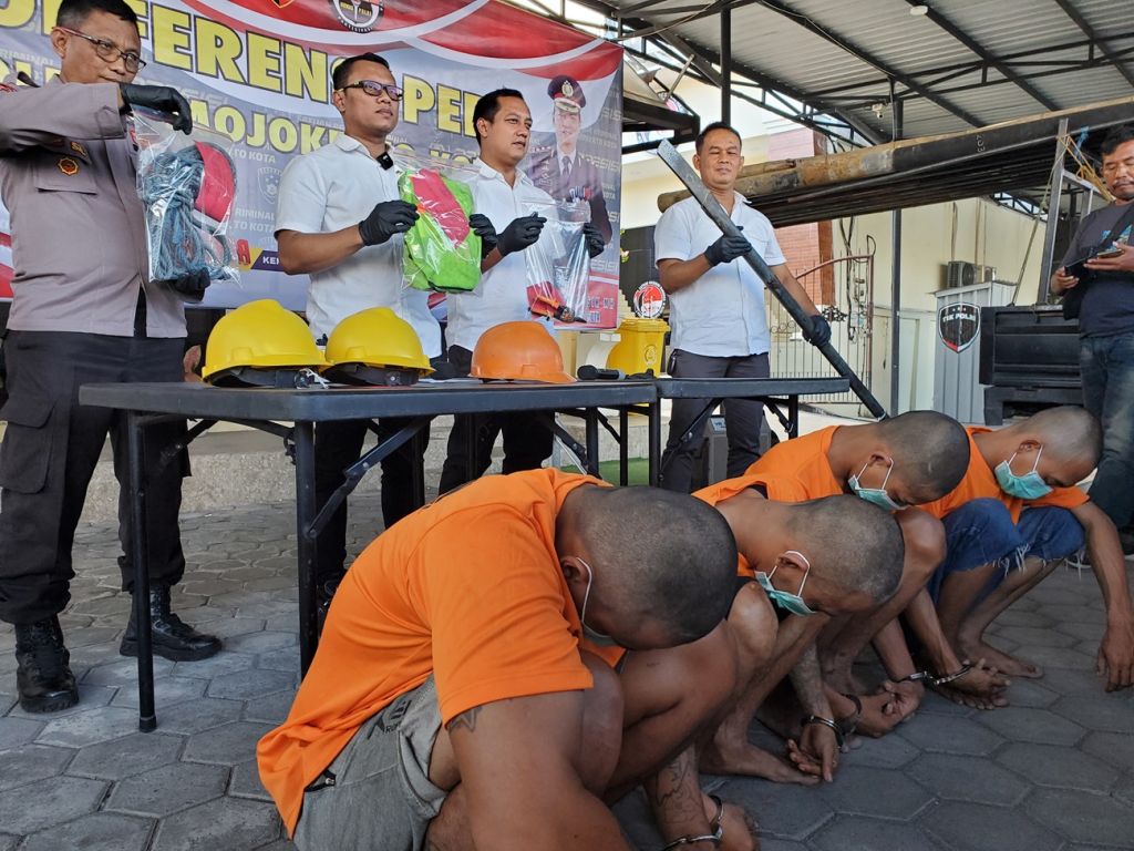 Polres Mojokerto Kota Ringkus Komplotan Petugas PLN Gadungan Pencuri Tiang Wifi