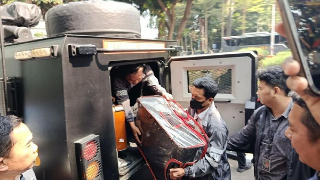 Koper Berisi 74 Kg Emas Hasil Penggeledahan di Sentul Dibawa ke Polda Metro Jaya