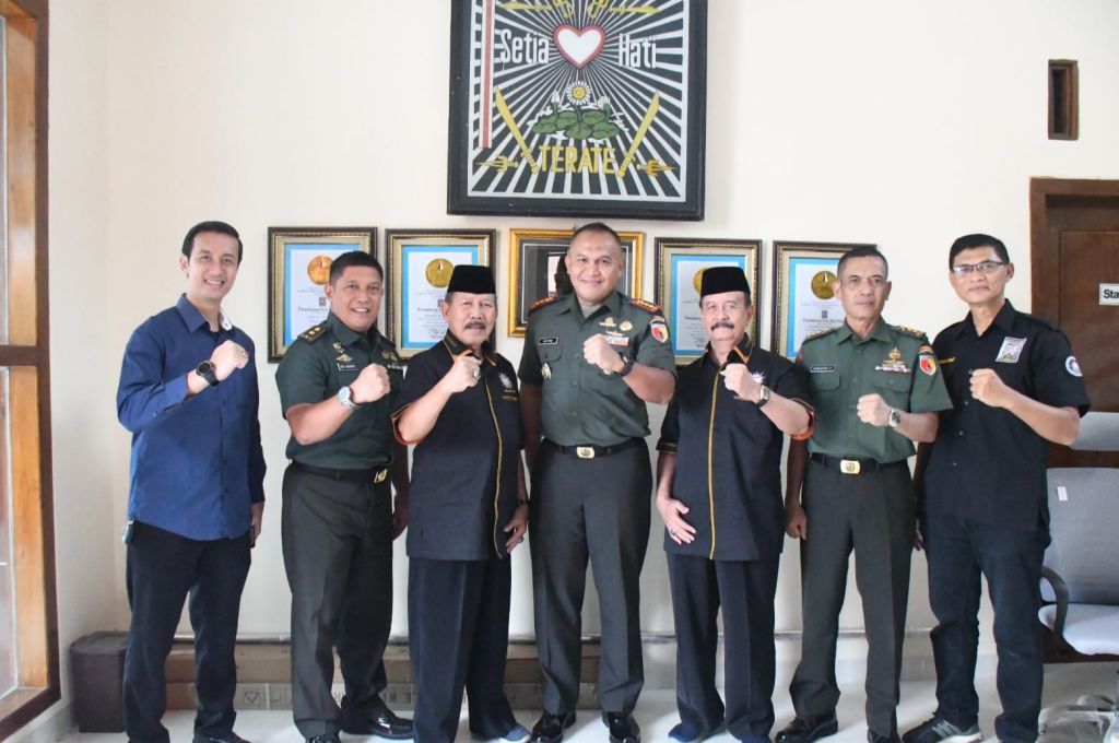 Danrem 081/DSJ Sambangi 2 Perguruan Silat di Madiun