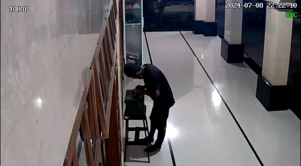 Aksi Maling Kotak Amal Masjid di Jember Terekam CCTV