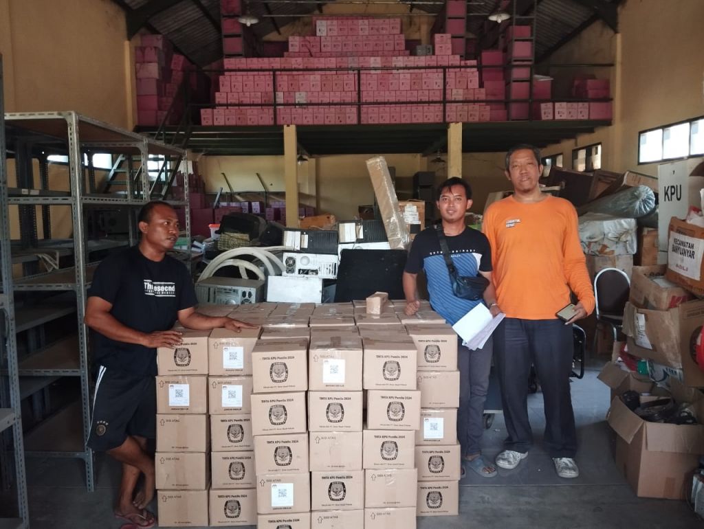 Logistik Berupa Ribuan Botol Tinta Untuk TPS Diterima KPU Probolinggo