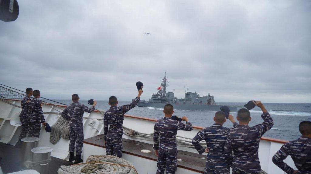 KRI Bima Suci Passex dengan Kapal Perang Jepang Menuju Manila