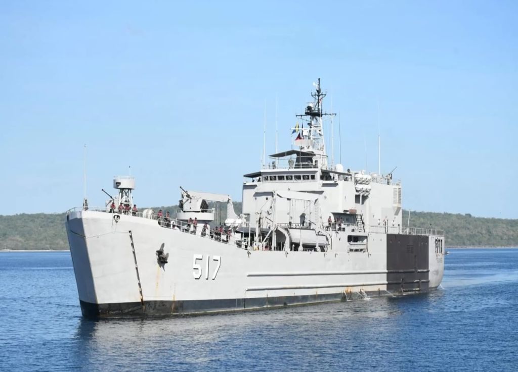 KRI Teluk Ende-517 Kirim Bantuan Korban Erupsi Gunung Lewotobi Flores Timur