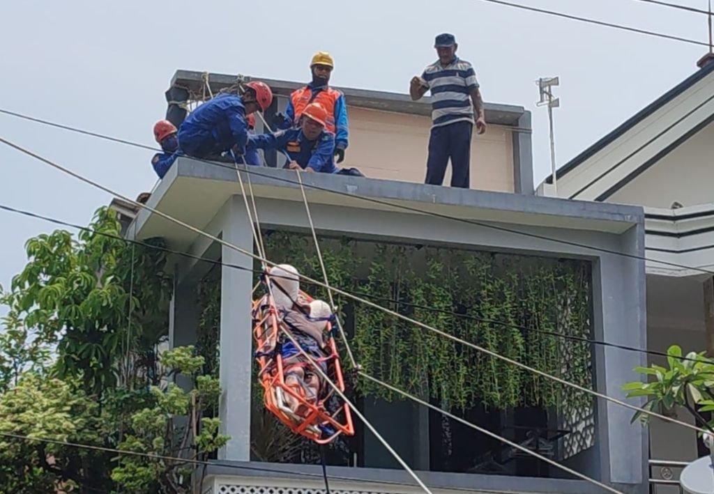 Aksi Heroik Rescue Sidoarjo Kota Evakuasi Kuli Bangunan Tersetrum di Atap