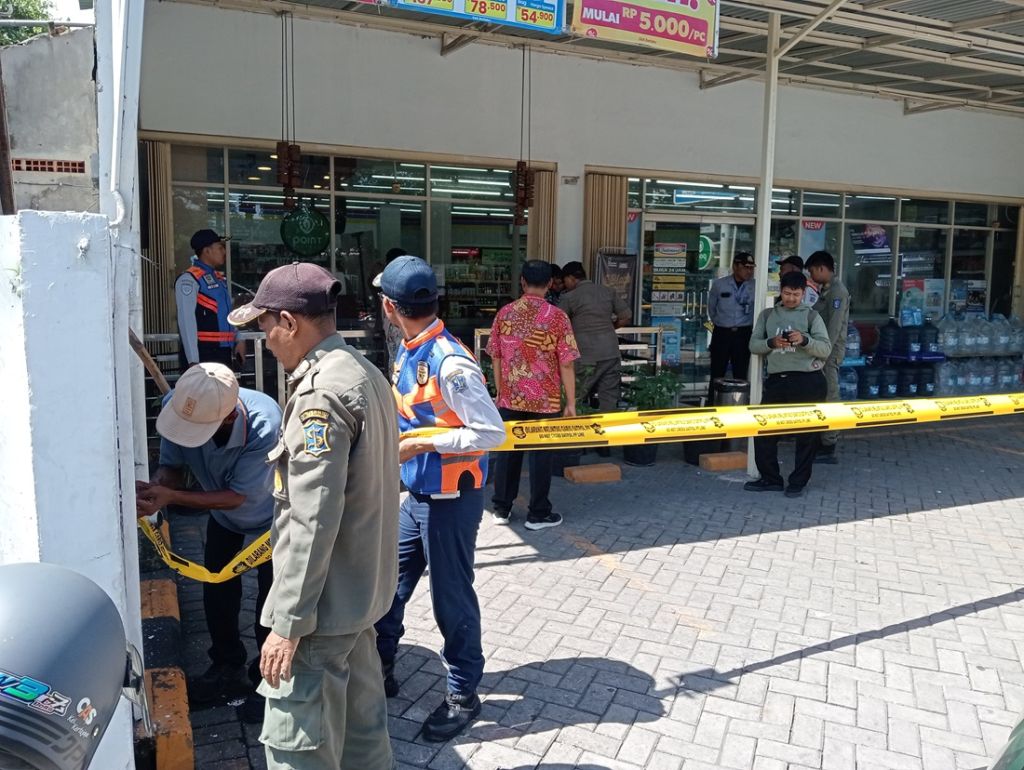 Lahan Parkir Indomaret ini Disegel Satpol PP Surabaya Karena Tak Sediakan Jukir Resmi