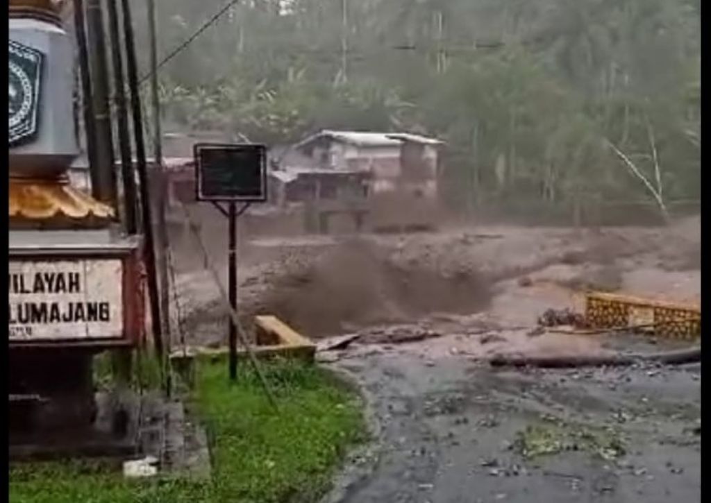 Diterjang Aliran Lahar Dingin, Jembatan Penghubung Lumajang-Malang Putus