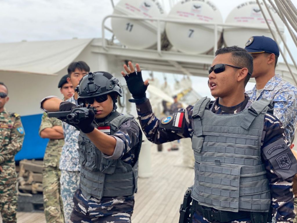 Peserta APCS Latihan VBSS di Atas Geladak KRI Bima Suci
