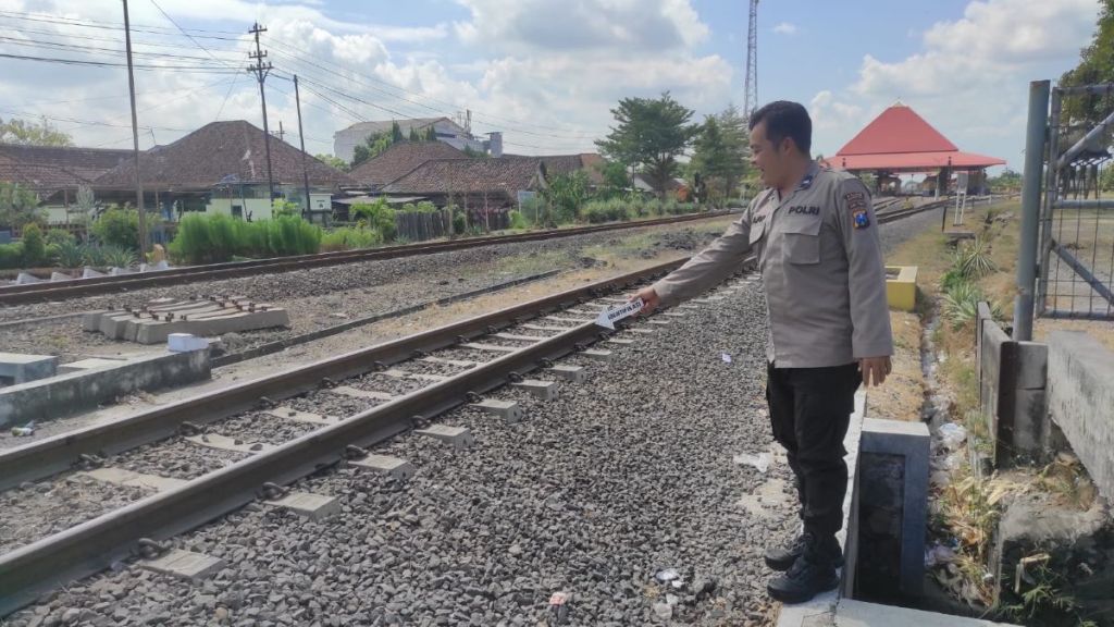 Boncengan Motor Lawan Arah, Pasutri di Kota Mojokerto Tertabrak KA Sancaka