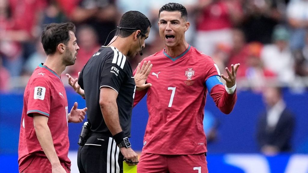 Ronaldo Disebut Jadi Beban Portugal, Eks Striker Inggris Desak Martinez Berani Ambil Keputusan