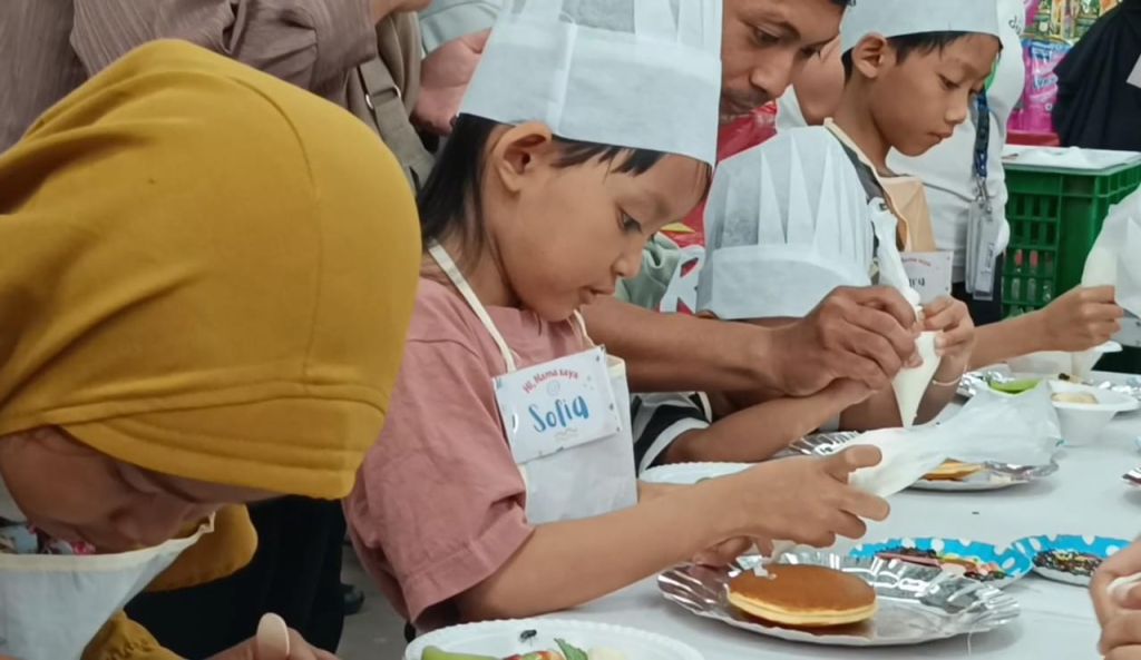 Keseruan Anak-anak di Surabaya Berkreasi dalam Lomba Menghias Pancake