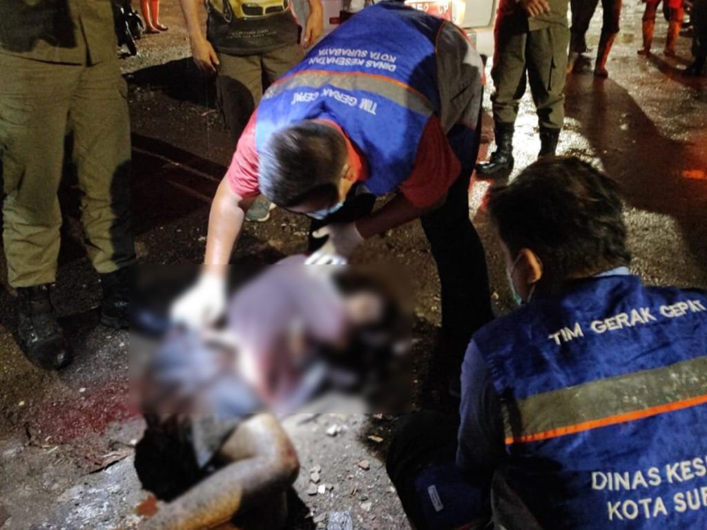 Pria Surabaya Tergeletak Bersibah Darah di Tengah Jalan