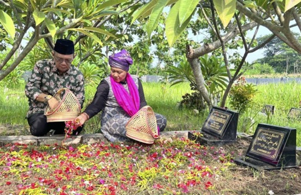 Pilgub Jatim 2024: Luluk Ziarah ke Makam Orangtua Sebelum Nyoblos di Jombang