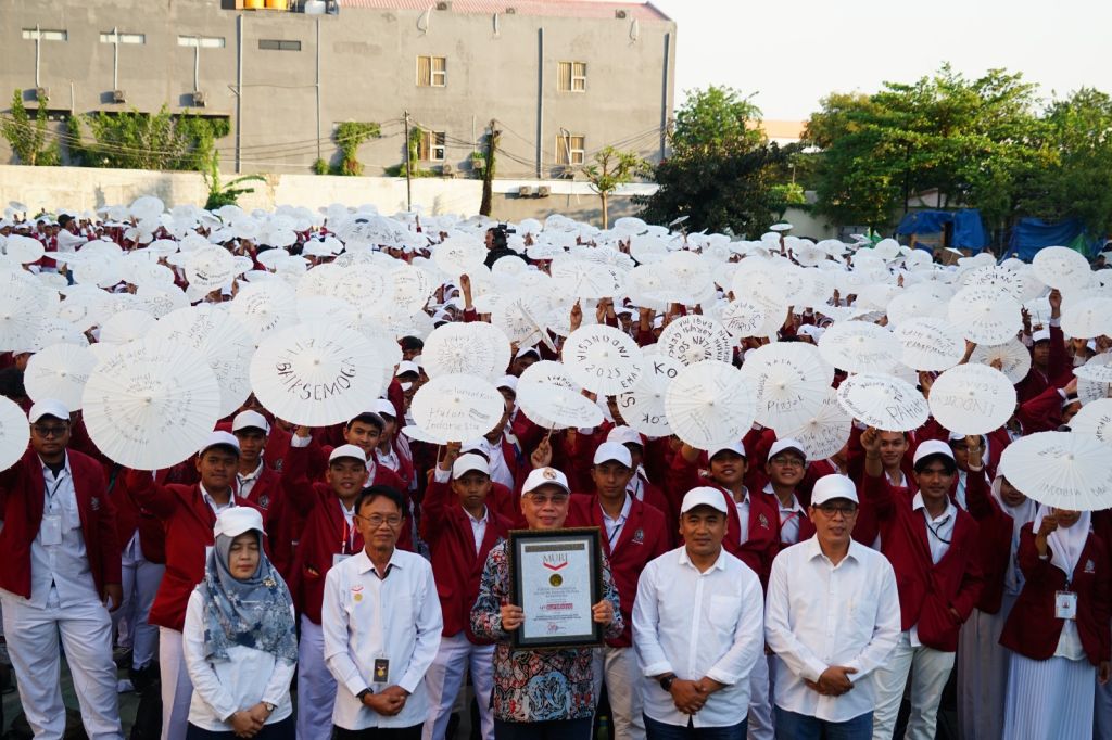 2786 Maba UM Surabaya Tulis Harapan untuk Presiden dan DPR Terpilih
