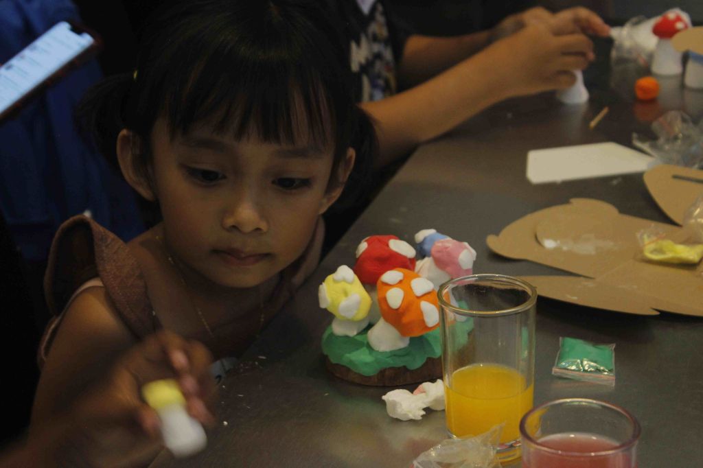 Tumbuhkan Kreatifitas Anak, Yuk Main Tanah Liat Sambil Belajar di Artotel Surabaya