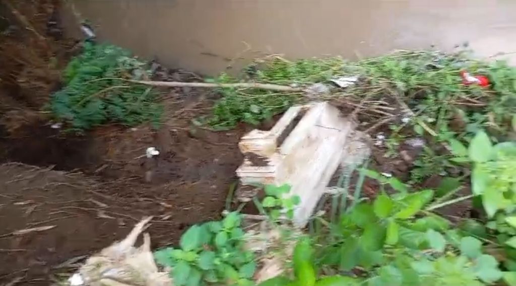 Dua Makam di Jember Ambles ke Sungai, Kerangka Hanyut