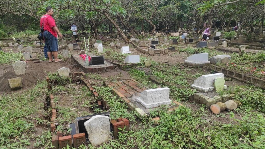 Puluhan Makam Ambles Usai Terendam Banjir Luapan Sungai Gembolo, Mojokerto