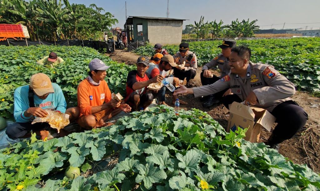 Serap Aspirasi, Polisi di Mojokerto Ini Pilih Makan Bareng Masyarakat di Kebun
