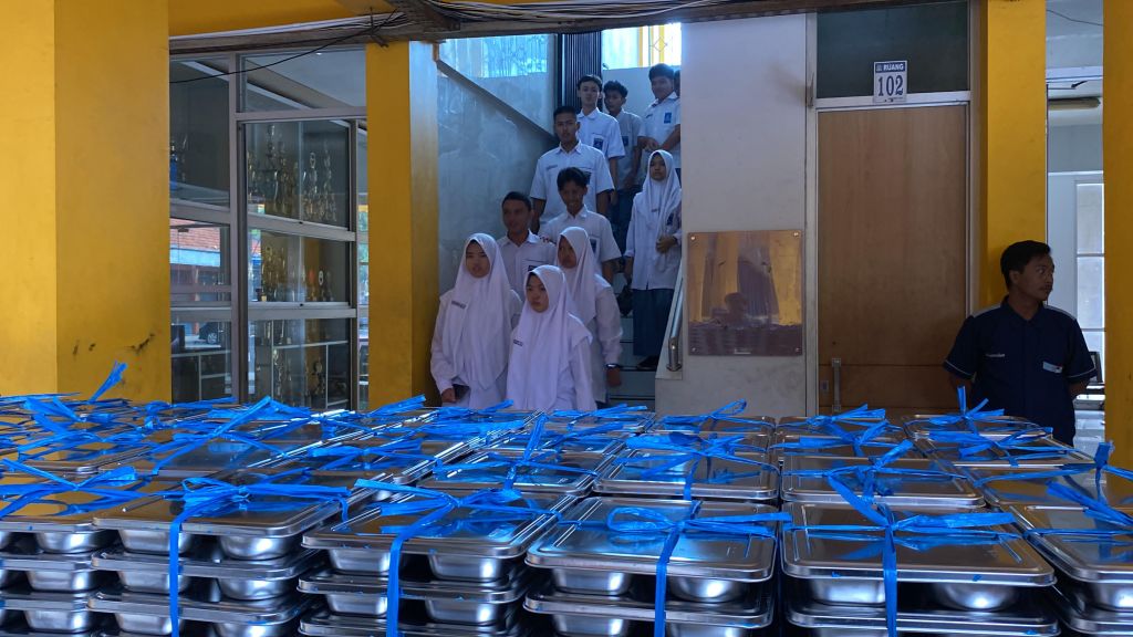 Makan Siang Bergizi Gratis Perdana Juga Sasar SMA Muhammadiyah 2 Sidoarjo